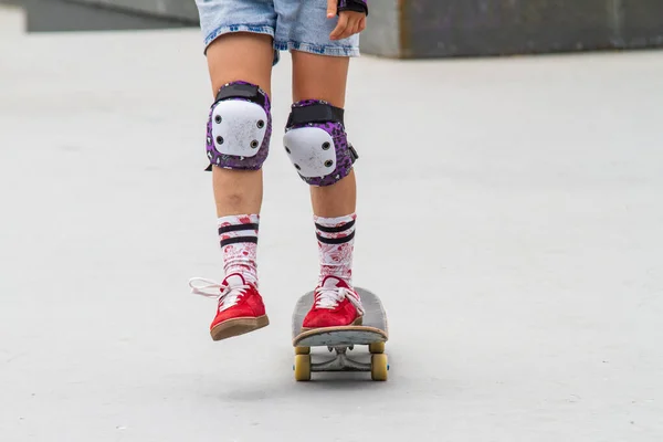 ジャネイロのスケートパークでスケートをしている女の子 — ストック写真