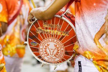 Unidos de Padre Miguel samba okulunun davulları - 28 Ocak 2023: Rio de Janeiro 'daki karnaval geçitlerinden önce Samba okulu provası.