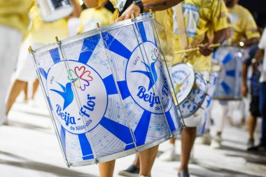Rio de Janeiro, Brezilya 'da Beija Flor samba okulu davulları - 12 Şubat 2023: Rio de Janeiro' daki karnaval geçitlerinden önce Samba okulu provası.