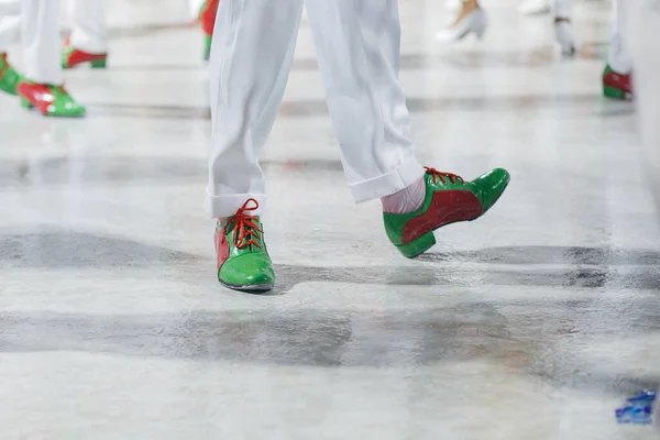 Sambatänzerin Mit Weißer Hose Und Rot Grünen Schuhen Bei Einem — Stockfoto