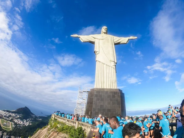 ジャネイロ ブラジルのキリスト リディーマーを訪れる人々 2022年12月31日 リオデジャネイロのキリスト リディーマー像の足元を訪ねて写真を撮る人々 — ストック写真