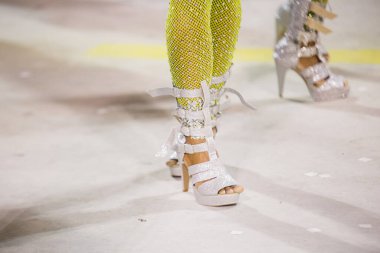 Rio de Janeiro, Brezilya 'da tipik karnaval ayakkabıları giyen bir samba dansçısının ayakları.