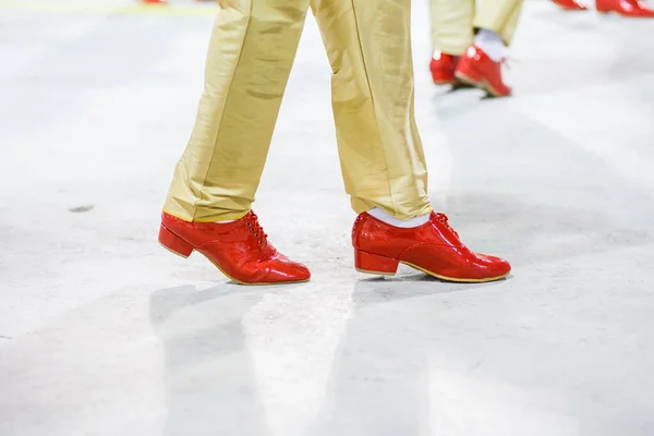 Samba Tänzerin Mit Sandfarbenen Hosen Und Roten Schuhen Bei Einem — Stockfoto