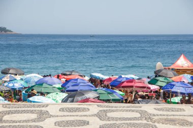 Rio de Janeiro, Brezilya 'daki Ipanema plajı - 15 Ocak 2023: Ipanema plajı Rio de Janeiro şehrinde tipik bir yaz günü kalabalıktır..