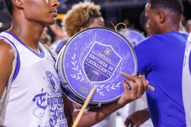 Samba okul bataryası Em Cima da Hora - 4 Şubat 2023: Rio de Janeiro 'daki karnaval geçitlerinden önce Samba okulu provası.