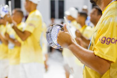 Rio de Janeiro, Brezilya 'da Beija Flor samba okulu davulları - 12 Şubat 2023: Rio de Janeiro' daki karnaval geçitlerinden önce Samba okulu provası.