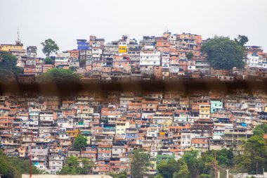 Rio de Janeiro, Brezilya 'daki Rocinha Favela' dan görüntü - 07 Kasım 2022: Rocinha Favela Rio de Janeiro 'daki Gavea mahallesinden görüldü.