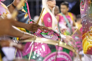Rio de Janeiro, Brezilya 'daki Lins İmparatorluk Samba Okulu Davulları - 14 Ocak 2023: Rio de Janeiro' daki karnaval geçitlerinden önceki Samba okulu.