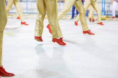 Kum rengi pantolonlu ve kırmızı ayakkabılı samba dansçısı Rio de Janeiro, Brezilya 'da.