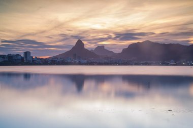 Rio de Janeiro 'daki Rodrigo de Freitas Gölü' nde gün batımı.