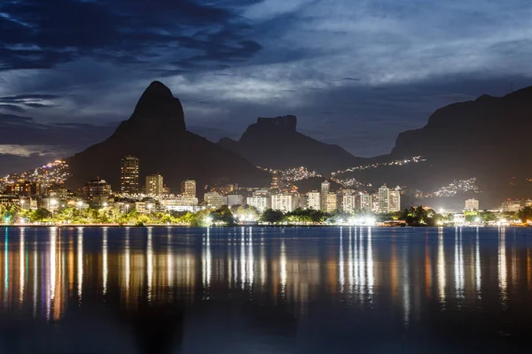 巴西里约热内卢罗德里戈德弗雷塔斯湖上的黄昏 — 图库照片