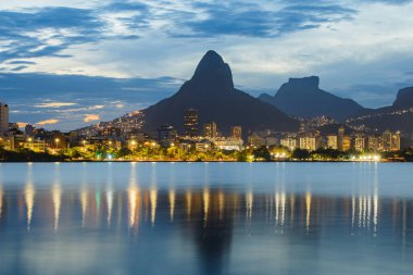 Rio de Janeiro 'daki Rodrigo de Freitas Gölü' nde gün batımı.