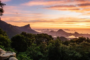 Rio de Janeiro, Brezilya 'da Çin manzaralı şafak.