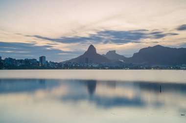 Rio de Janeiro 'daki Rodrigo de Freitas Gölü' nde gün batımı.