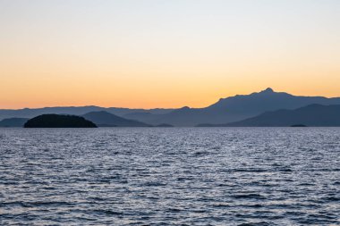 Rio de Janeiro Brezilya 'daki Angra dos Reis adasında gün batımı.