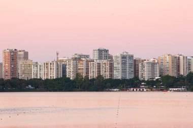 Rio de Janeiro Brezilya 'daki Rodrigo de Freitas lagününün manzarası.