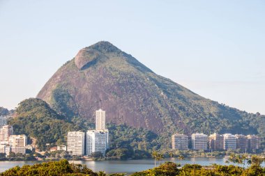 Rio de Janeiro Brezilya 'daki Rodrigo de Freitas lagününün manzarası.