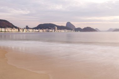 Brezilya, Rio de Janeiro 'daki Copacabana plajında şafak vakti.