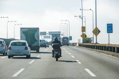 Rio x Niteroi köprüsü Rio de Janeiro, Brezilya - 11 Nisan 2023: Rio x Niteroi köprüsü üzerinde Rio de Janeiro Körfezi.