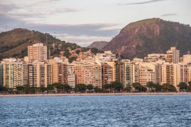 Rio de Janeiro, Brezilya 'daki Icarai Plajı - 23 Nisan 2023: Rio de Janeiro' daki Niteroi plajının manzarası.