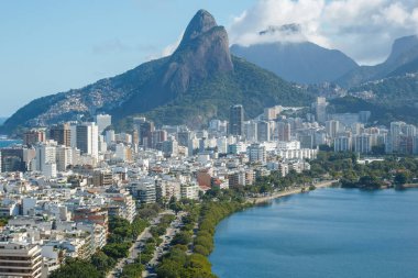 Rio de Janeiro Brezilya 'daki Rodrigo de Freitas lagününün manzarası.