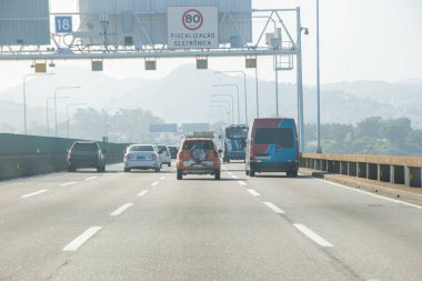 Rio x Niteroi köprüsü Rio de Janeiro, Brezilya - 11 Nisan 2023: Rio x Niteroi köprüsü üzerinde Rio de Janeiro Körfezi.