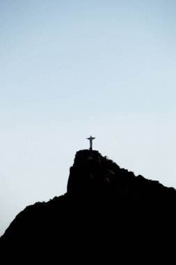 Kurtarıcı İsa Rio de Janeiro, Brezilya - 23 Nisan 2023: Kurtarıcı İsa Heykeli Rio de Janeiro 'daki Copacabana mahallesinden görüldü.