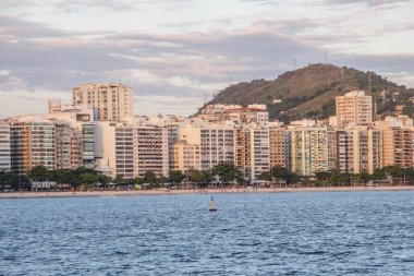 Rio de Janeiro, Brezilya 'daki Icarai Plajı - 23 Nisan 2023: Rio de Janeiro' daki Niteroi plajının manzarası.