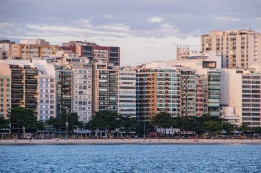 Rio de Janeiro, Brezilya 'daki Icarai Plajı - 23 Nisan 2023: Rio de Janeiro' daki Niteroi plajının manzarası.