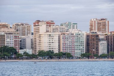 Rio de Janeiro, Brezilya 'daki Icarai Plajı - 23 Nisan 2023: Rio de Janeiro' daki Niteroi plajının manzarası.