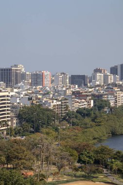 Rio de Janeiro Brezilya 'daki Rodrigo de Freitas lagününün manzarası.