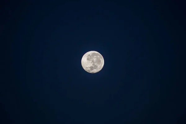 巴西里约热内卢天空中的满月 — 图库照片