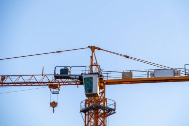 Sao Paulo, Brezilya 'da inşaat halindeki bir binanın tepesinde vinç var..