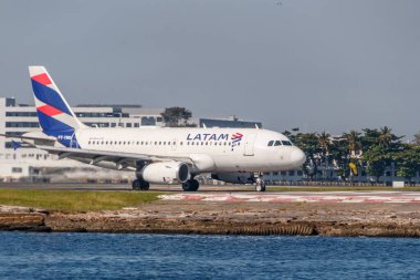 Rio de Janeiro, Brezilya 'daki Santos Dumont havaalanında Latam uçağı - 8 Haziran 2023: Rio de Janeiro' daki Santos Dumont havaalanında Latam şirket uçağı manevra yapıyor..