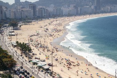 Rio de Janeiro, Brezilya 'daki Copacabana Plajı - 2 Ağustos 2023: Rio de Janeiro' daki Copacabana Sahili.