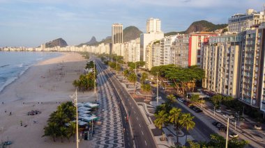Rio de Janeiro, Brezilya 'daki Copacabana plajının havadan görüntüsü - 4 Nisan 2023: Rio de Janeiro' daki copacabana plajı.