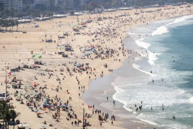 Rio de Janeiro, Brezilya 'daki Copacabana Plajı - 2 Ağustos 2023: Rio de Janeiro' daki Copacabana Sahili.