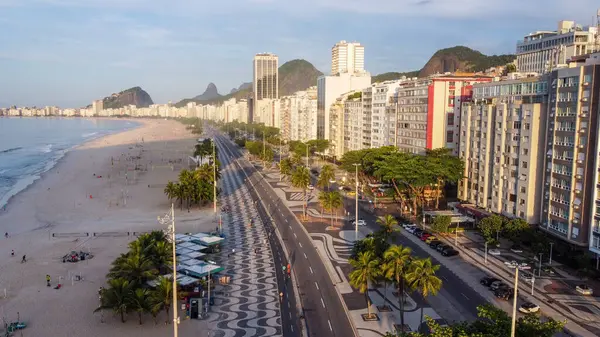 Rio de Janeiro, Brezilya 'daki Copacabana plajının havadan görüntüsü - 4 Nisan 2023: Rio de Janeiro' daki copacabana plajı.