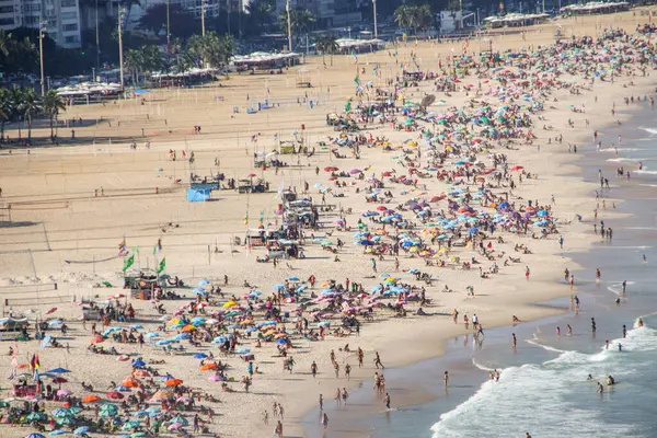 Rio de Janeiro, Brezilya 'daki Copacabana Plajı - 23 Ağustos 2023: Rio de Janeiro' daki Copacabana Sahili.