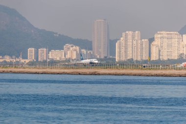 Rio de Janeiro, Brezilya 'daki Santos Dumont havaalanındaki mavi havayolu uçağı - 8 Haziran 2023: Azul şirket uçağı Rio de Janeiro' daki Santos Dumont havaalanına yaklaşıyor..