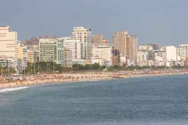 Rio de Janeiro, Brezilya 'daki Leblon plajı manzarası - 25 Aralık 2023: Rio de Janeiro' daki Leblon plajının hava manzarası.