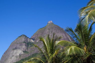 Brezilya Rio de Janeiro 'daki Sao Conrado plajından Gavea Stone manzarası.