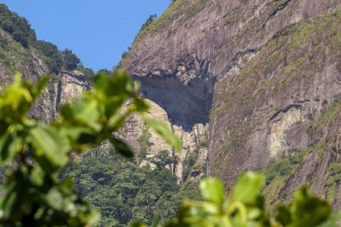 Brezilya Rio de Janeiro 'daki Sao Conrado plajından Gavea Stone manzarası.