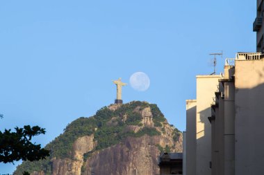 Kurtarıcı İsa heykeli ve Rio de Janeiro, Brezilya 'da dolunay - 29 Ocak 2024: Kurtarıcı İsa heykeliyle yapılan dolunayın detayları, Rio de Janeiro' daki Copacabana mahallesinde görüldü..