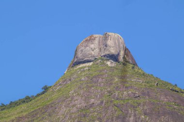 Brezilya Rio de Janeiro 'daki Sao Conrado plajından Gavea Stone manzarası.