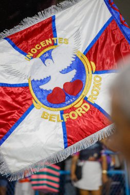 Rio de Janeiro, Brezilya 'daki Belford Roxo Masum Samba Okulu bayrağı - 27 Ocak 2024: Belford Roxo Masum Samba Okulu Pavyonu, Rio de Janeiro' daki teknik prova sırasında.