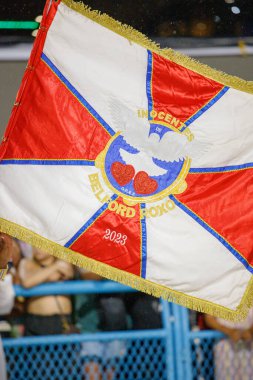 Rio de Janeiro, Brezilya 'daki Belford Roxo Masum Samba Okulu bayrağı - 27 Ocak 2024: Belford Roxo Masum Samba Okulu Pavyonu, Rio de Janeiro' daki teknik prova sırasında.