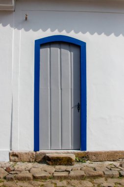 Rio de Janeiro, Brezilya 'daki Paraty şehrinin kapı ve pencereleri.