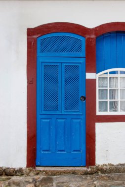 Rio de Janeiro, Brezilya 'daki Paraty şehrinin kapı ve pencereleri.
