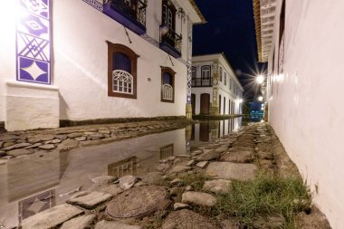 Rio de Janeiro, Brezilya 'da gece yüksek gelgitli Paraty sokakları.